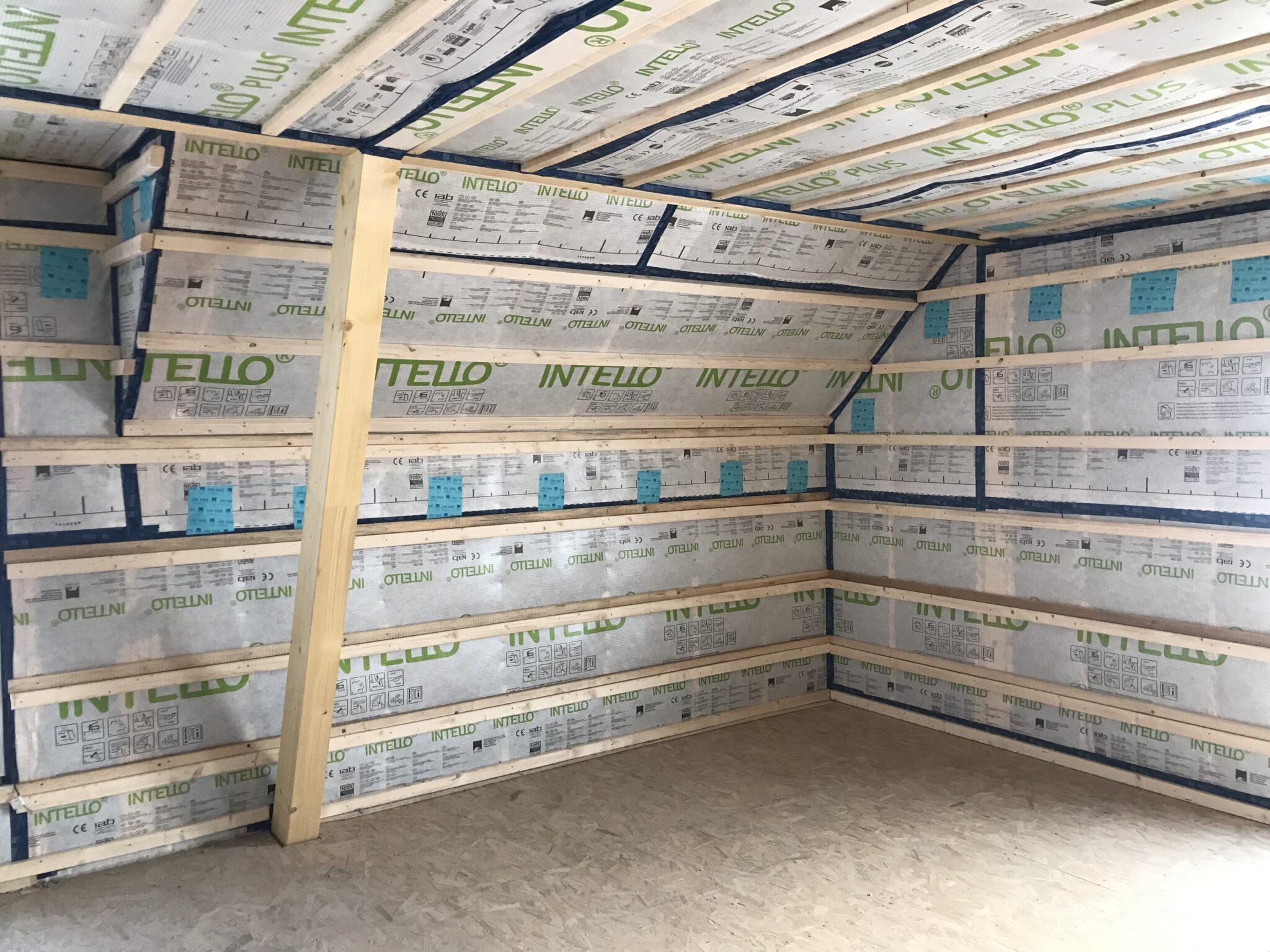 Comble aménagé isolé : ossature bois et membrane d'étanchéité à l'air